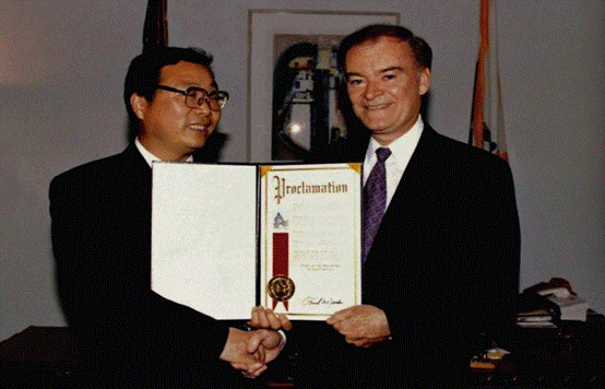 (1995年10月2日,美国旧金山市市长弗兰克•姆•佐敦给来辉武颁发“旧金山市来辉武教授日”证书)