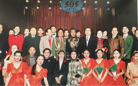 (在505集团举办的文艺晚会,演员阵容堪比CCTV春晚)