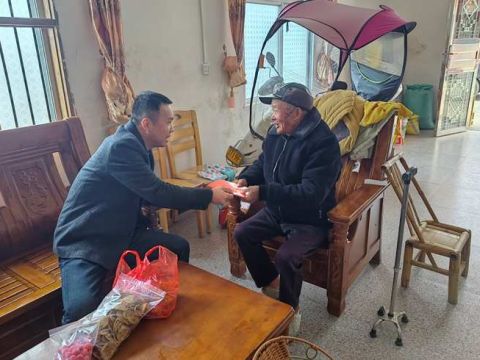 江西安远县塘村乡：春节慰问暖寒冬 携手共迎新春来