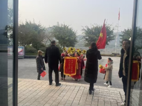 点赞！春节前夕，四川达州市金华社区收到一面特殊的锦旗！