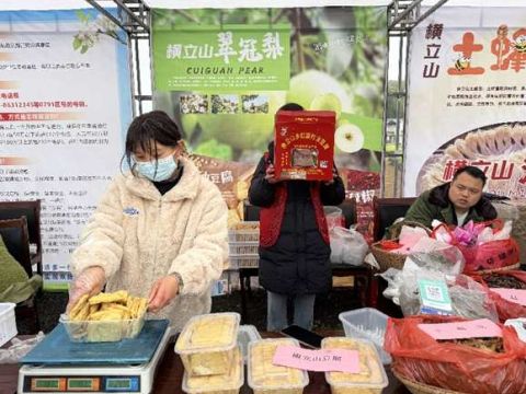 江西省瑞昌市横立山乡：春风梨影漫山乡，集市文明绽芳华